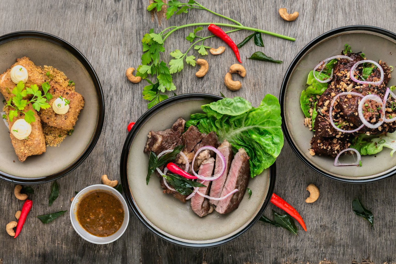 Mesa farta com pratos caseiros do Sabor de Casa